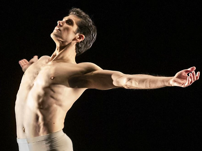 Dopo la laurea honoris causa, il 14 e 15 novembre l'etoile chiude le celebrazioni del 25° anniversario di carriera internazionale con lo spettacolo Roberto Bolle and friends