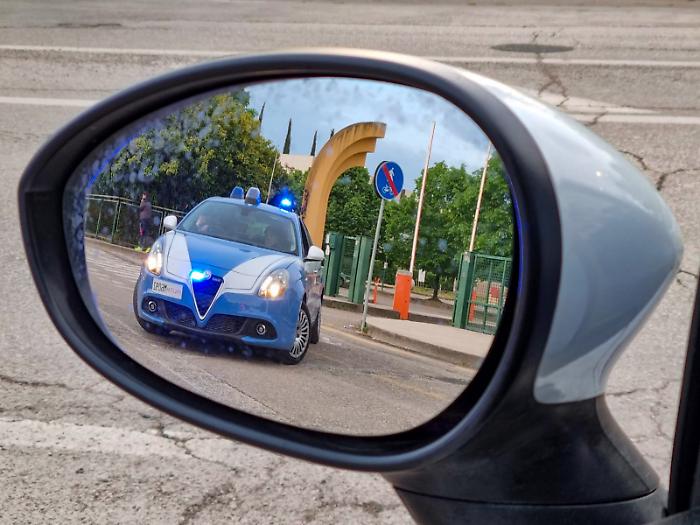 Spaccano il deflettore di un'auto in sosta e rubano la borsa all'interno. Rintracciati e denunciati