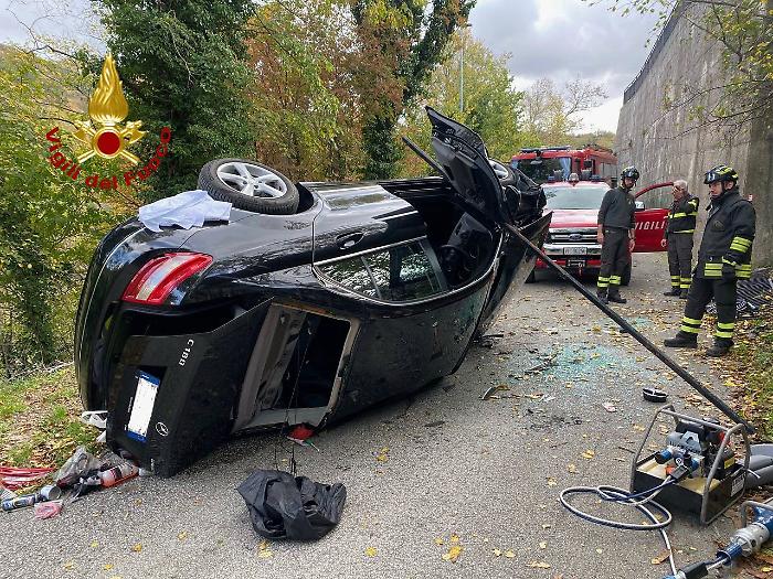 Sbaglia manovra nel parcheggio e precipita da 7 metri di altezza con l'auto: ferito l'anziano alla guida