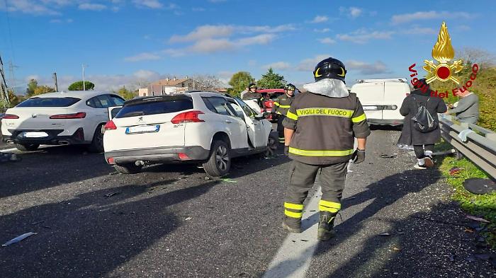 Tamponamento a catena in superstrada a Foligno: almeno 5 auto coinvolte. Ci sono feriti