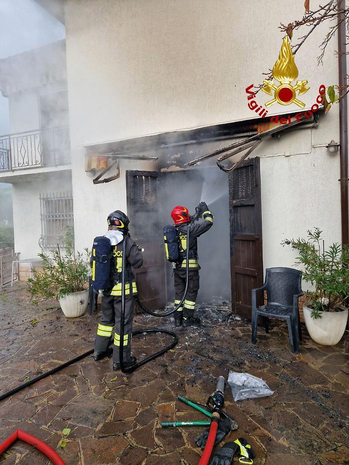 In fiamme il piano terrà di un’abitazione: sul posto anche i carabinieri 
