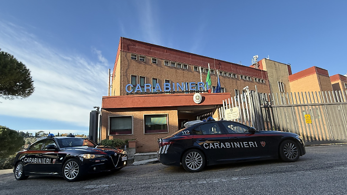 Strattona e colpisce la madre per ottenere soldi, poi tenta di strangolarla con un laccio portacellulare. Arrestata 39enne