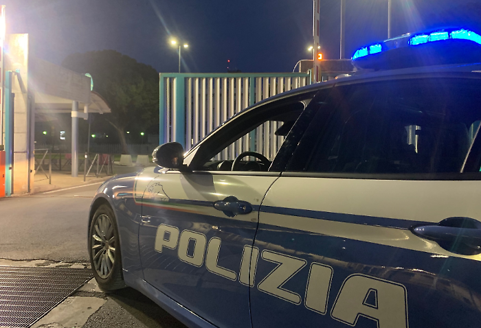 Non si ferma all'alt della polizia e scatta l'inseguimento per le strade cittadine: denunciato 32enne