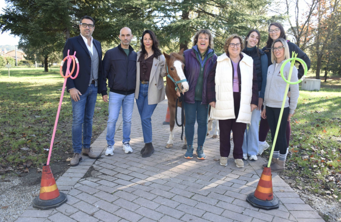 Nour e Red, i pony che portano sorrisi e serenità agli anziani della Muzi Betti di Città di Castello