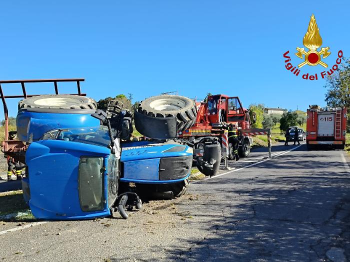 Si ribalta con il trattore: interviene la gru per liberare la strada
