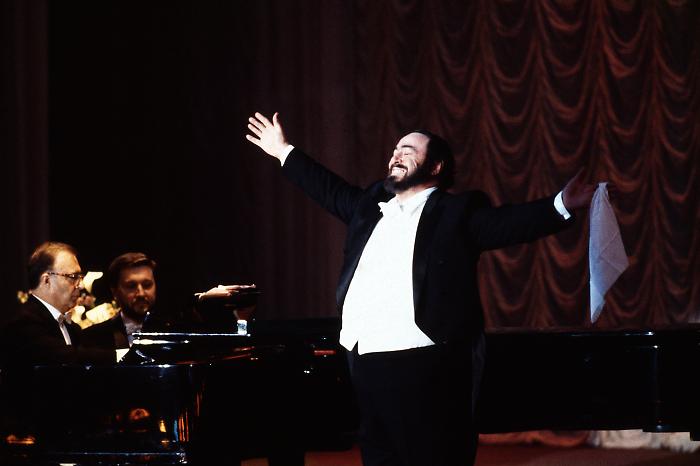 Pavarotti 90: stasera 5 novembre Canale 5 celebra il Maestro all&rsquo;Arena di Verona, una notte di stelle e di emozione