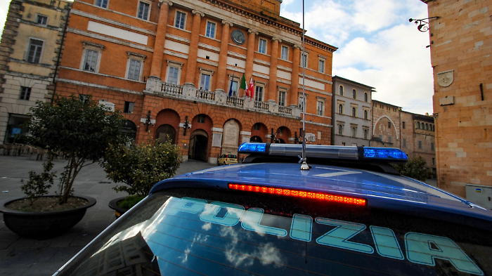 Sfonda la porta di casa e aggredisce gli inquilini con una spranga di ferro: arrestato 53enne tunisino 