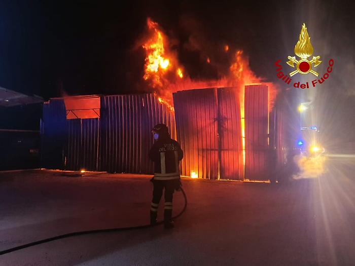 Terni, incendio nel capannone dell'officina del rimessaggio di camper in strada della Selva. Vigili del fuoco e carabinieri sul posto