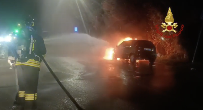 Narni, auto in fiamme al bivio di Santa Lucia: illeso il conducente