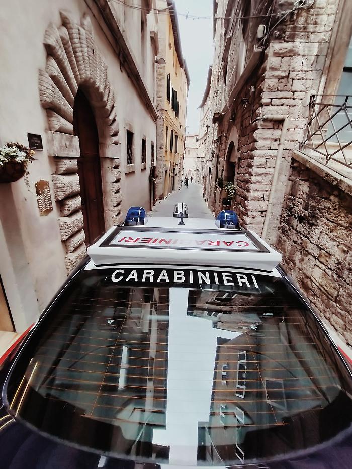 Furto in un negozio del centro di Perugia: arrestato 28enne trovato con coltello a serramanico 