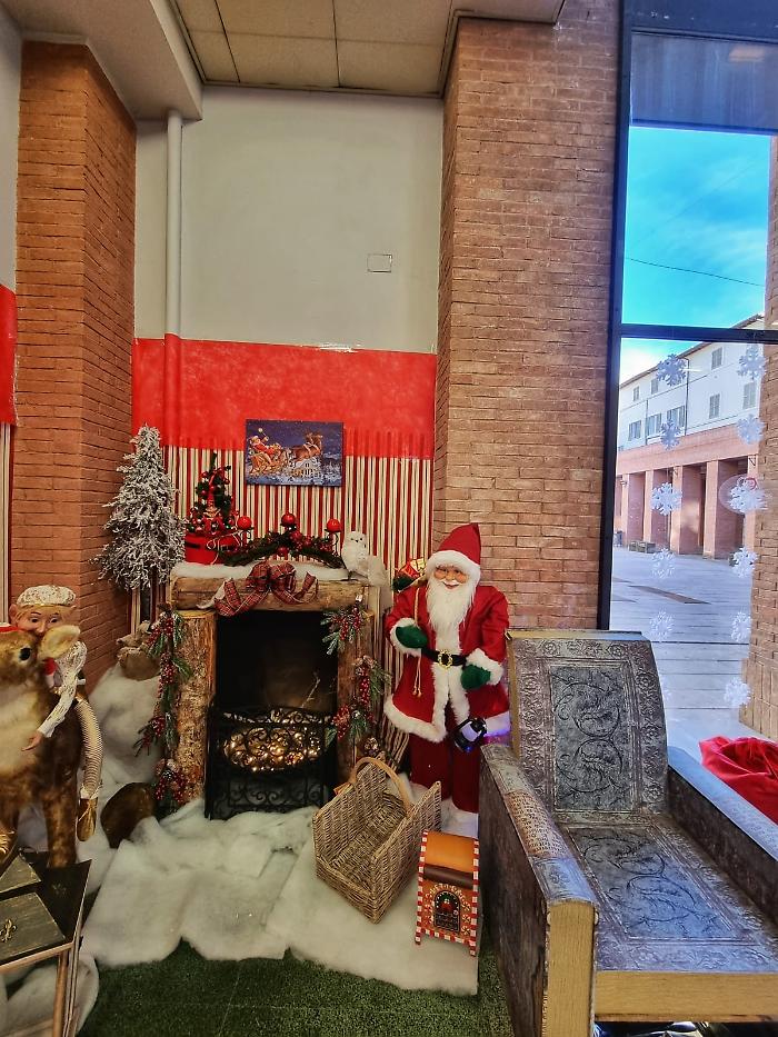 Luminarie e Casa di Babbo Natale, Foligno si prepara per le feste: ecco quando si accenderanno le luci e come funzionerà il villaggio di Santa Claus