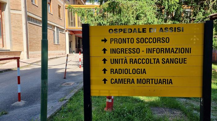 Paziente dà in escandescenza al pronto soccorso: prima molesta i sanitari poi minaccia di morte i poliziotti. Denunciata