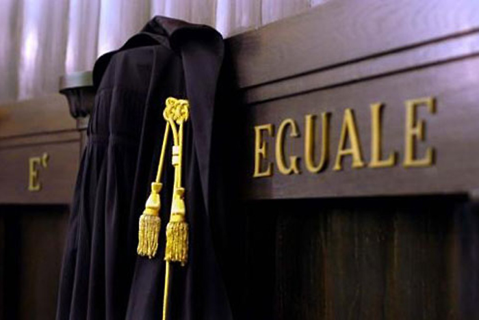 Minore picchiato, condanna per l'agente: a giudizio un altro poliziotto