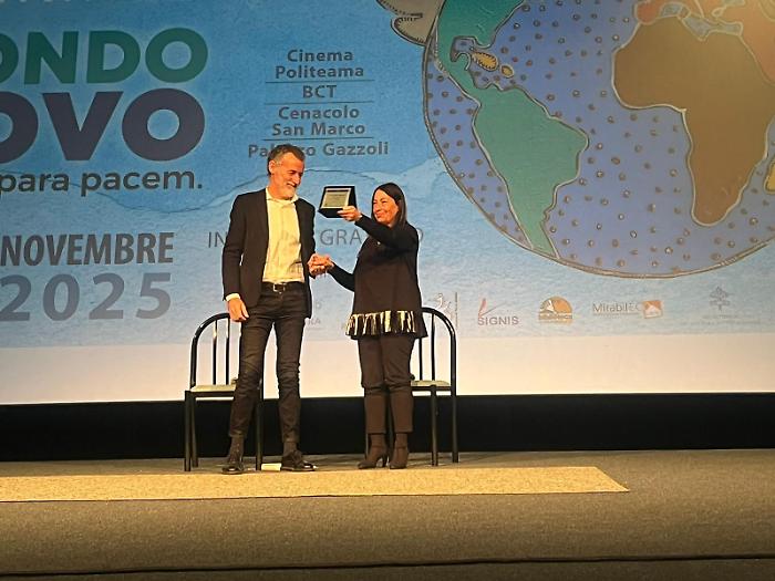 Terni, la regista Cecilia Miniucchi premiata da Sauro Pellerucci con il riconoscimento “Io Sono Una Persona Per Bene”