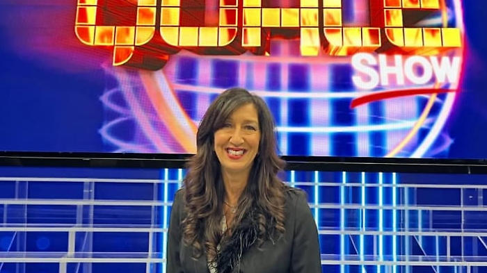 Emanuela Aureli: "Maria De Filippi è tra le più difficili da imitare. Vi svelo il segreto dietro a Tale e Quale Show. Con i concorrenti faccio sei ore al giorno di preparazione"