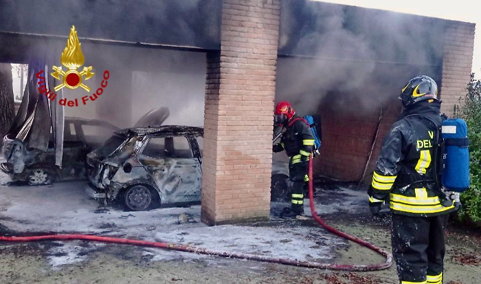 Auto in fiamme all'interno di un'autorimessa: intervento tempestivo dei Vigili del Fuoco