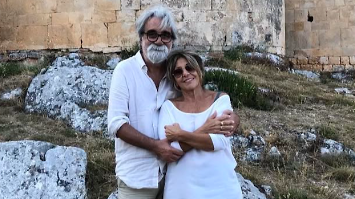 Addio a Peppe Vessicchio. La lunga storia d'amore con la moglie Enrica: la figlia, la passione reciproca per la musica, la loro canzone del cuore