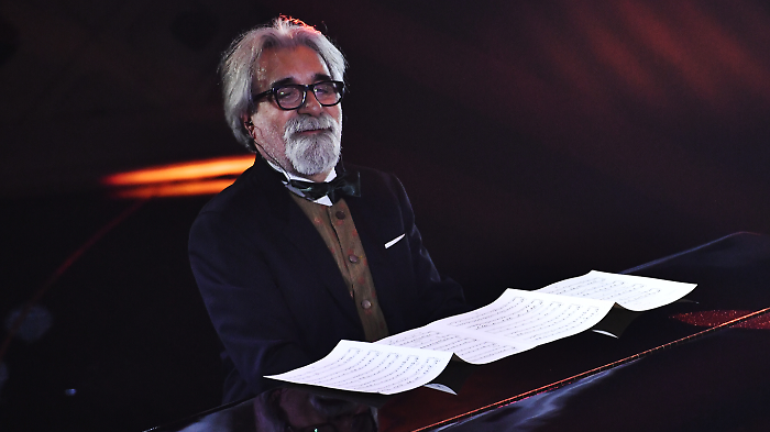 Addio a Peppe Vessicchio, aveva 69 anni. Com'è morto il celebre direttore d'orchestra 