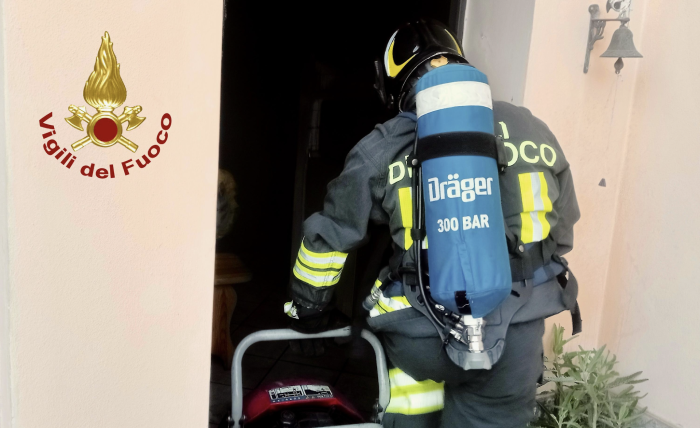 Appartamento in fiamme a Città di Castello: donna portata in ospedale per controlli. Sul posto vigili del fuoco e carabinieri
