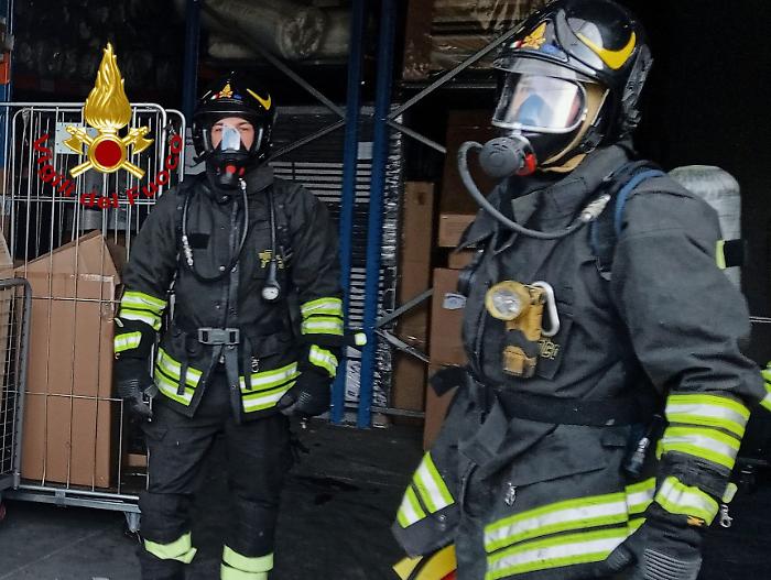 Incendio a Città di Castello: negozio di arredamenti in fiamme. Squadre dei Vigili del Fuoco in azione