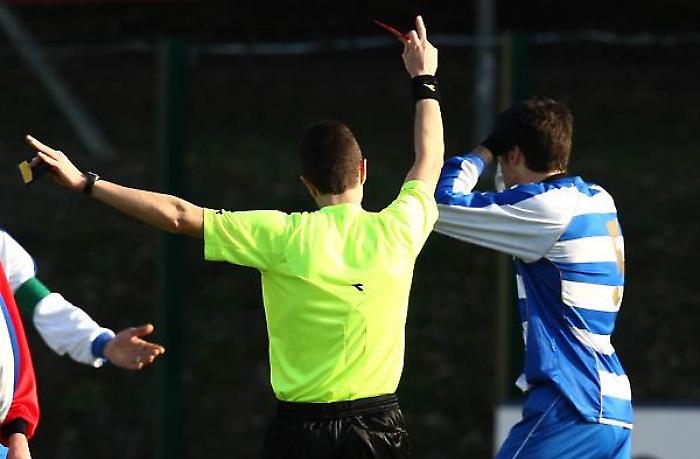 Arbitro colpito con un pugno fuori dal campo sportivo davanti alla mamma