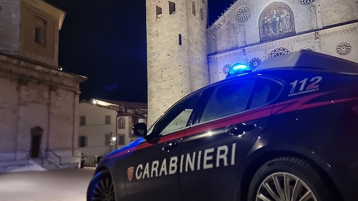 Si prende una bottigliata in testa mentre cerca di aiutare una donna in difficoltà: denunciato l'aggressore 
