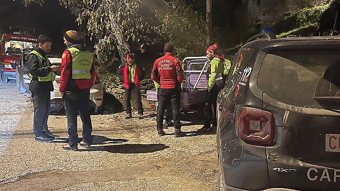 Ritrovato l'elicottero precipitato: è andato distrutto nell'impatto a Badia Tedalda