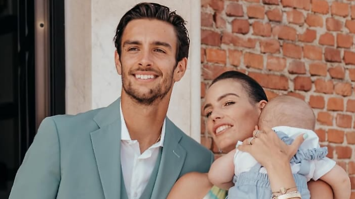 Lorenzo Musetti, chi è la fidanzata Veronica Confalonieri. Il primo incontro, la carriera a Sky, i due figli e il confronto con Sinner 