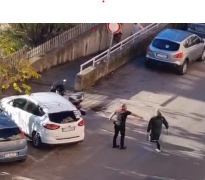 Lite con lancio di bottiglie in pieno giorno alla stazione di Fontivegge: video diventa virale e indigna i cittadini
