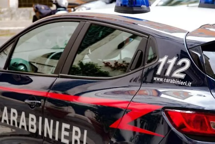 Passa con il semaforo rosso e viene fermato dai carabinieri che lo sorprendono con droga e 1500 euro in contanti in auto: arrestato 19enne