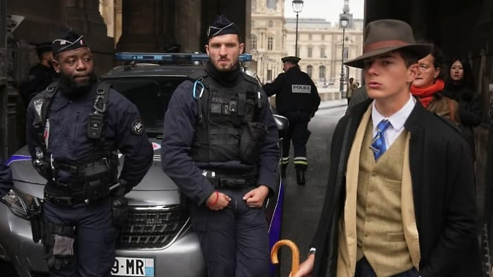 Furto al Louvre, chi è il misterioso "detective" di 15 anni. L'account su Instagram, l'amore per i gialli e l'appello al mondo del cinema 