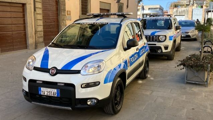 Al volante ubriaco, investe un pedone e fugge. Poi si costituisce alla polizia locale: denunciato 60enne