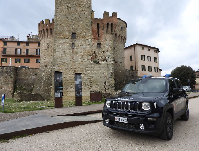 Sfila portafoglio ad anziana mentre passeggia sotto casa