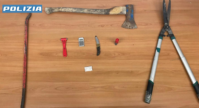 Sorpresi con strumenti da scasso e cocaina in auto, uno di loro tenta di disfarsi della droga e cerca di colpire i poliziotti: denunciati 