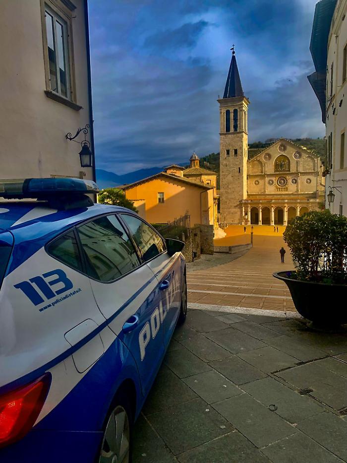 Ubriaca tampona due auto in sosta e poi aggredisce un poliziotto: denunciata 40enne