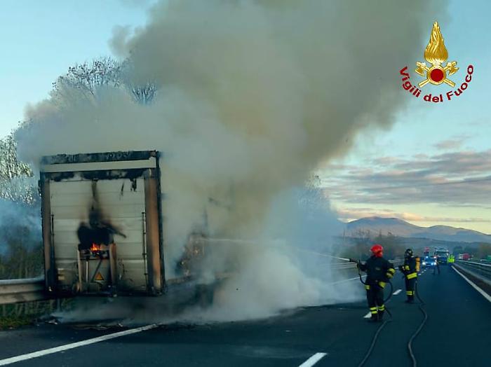 Autotreno in fiamme lungo l'A1 a Orvieto: stop al traffico per le operazioni di spegnimento