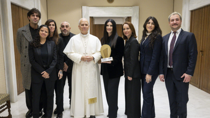 Il dono di Laura Pausini al Papa: un brano ispirato al componimento di San Francesco 