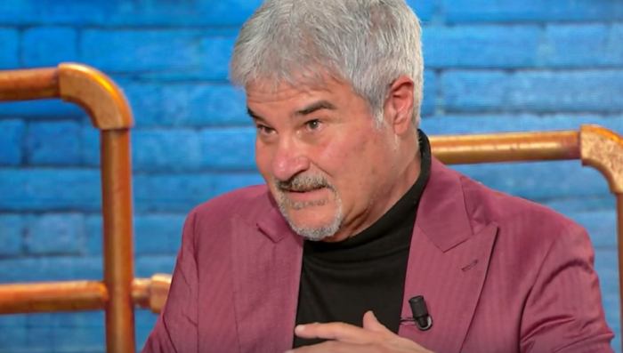 Pino Insegno, il racconto commosso a Ciao Maschio: "Papà  voleva realizzassi il suo sogno. Ma a un passo dal successo mi hanno fatto fuori"