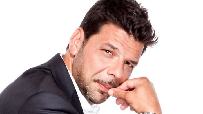 Salvo Sottile a Ciao Maschio: "Sono un timido. Da bambino avevo problemi respiratori e mi nascondevo dietro al divano. Mio padre era sempre al lavoro"