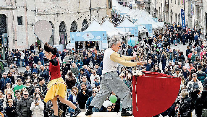 Eurochocolate, giocolieri e Caribe Star della piazza: gli amanti del cioccolato invadono il centro. Ma non mancano polemiche 