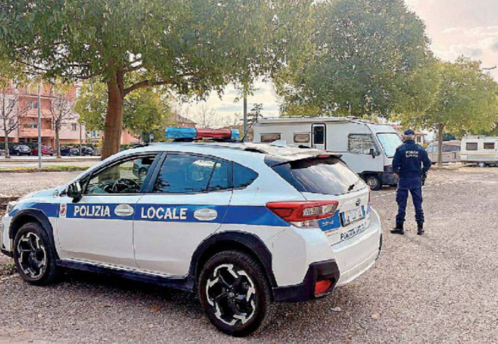 Allontanati per bivacco nei parcheggi: doppia operazione della polizia locale