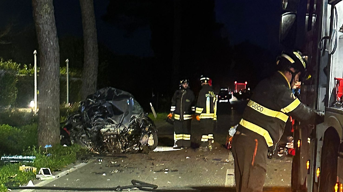 Tragico schianto con l'auto sui pini lungo la strada: chi &egrave; la giovane vittima dell'incidente