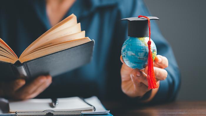 Oltre 50mila umbri hanno scelto l'estero: record di espatri nel 2024. 