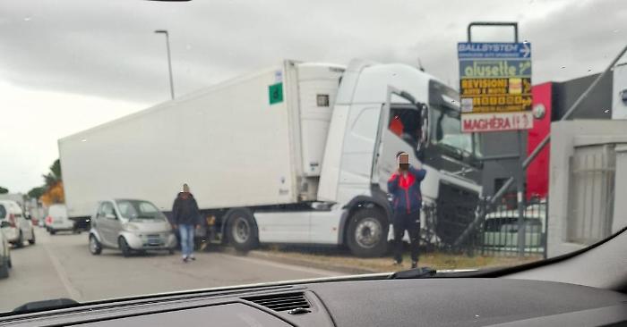 Incidente a Sant'Andrea delle Fratte: camion invade la corsia e finisce contro la recinzione di una concessionaria auto