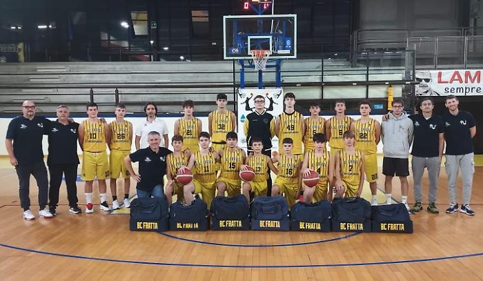 A 15 anni non può più giocare a basket ma i compagni lo vogliono ancora in squadra