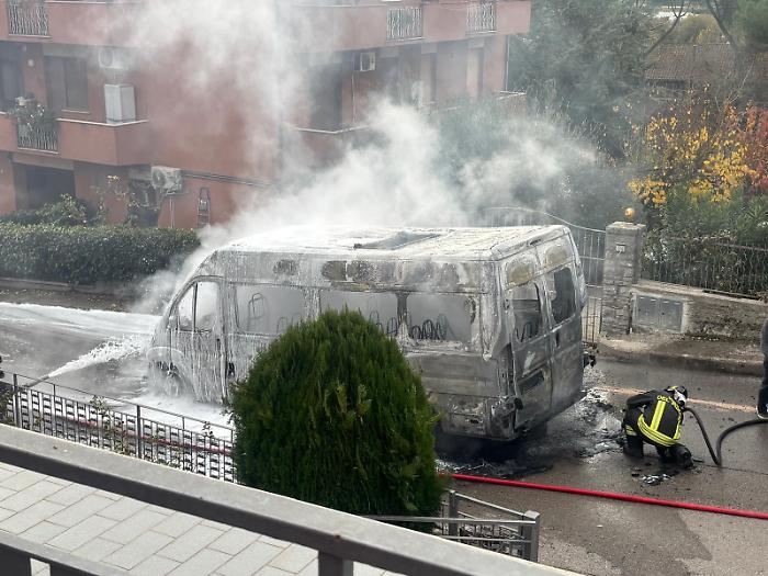 Magione, scuolabus in fiamme