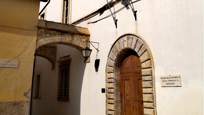 Donna muore dopo essere caduta dal pulmino in corsa: indagati due operatori sociali