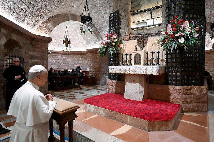 La linea di Papa Leone XIV parte dall'Umbria. Il messaggio ai vescovi italiani: "Prevenire gli abusi e fine del servizio ordinario a 75 anni"