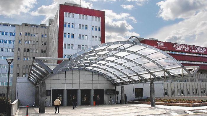 Il travaglio e la corsa in auto: donna partorisce nel parcheggio del pronto soccorso di Perugia