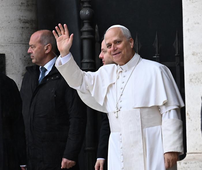 Fedeli da tutto il mondo in piazza per Papa Leone XIV: pioggia, campane e applausi per la prima storica visita in Umbria